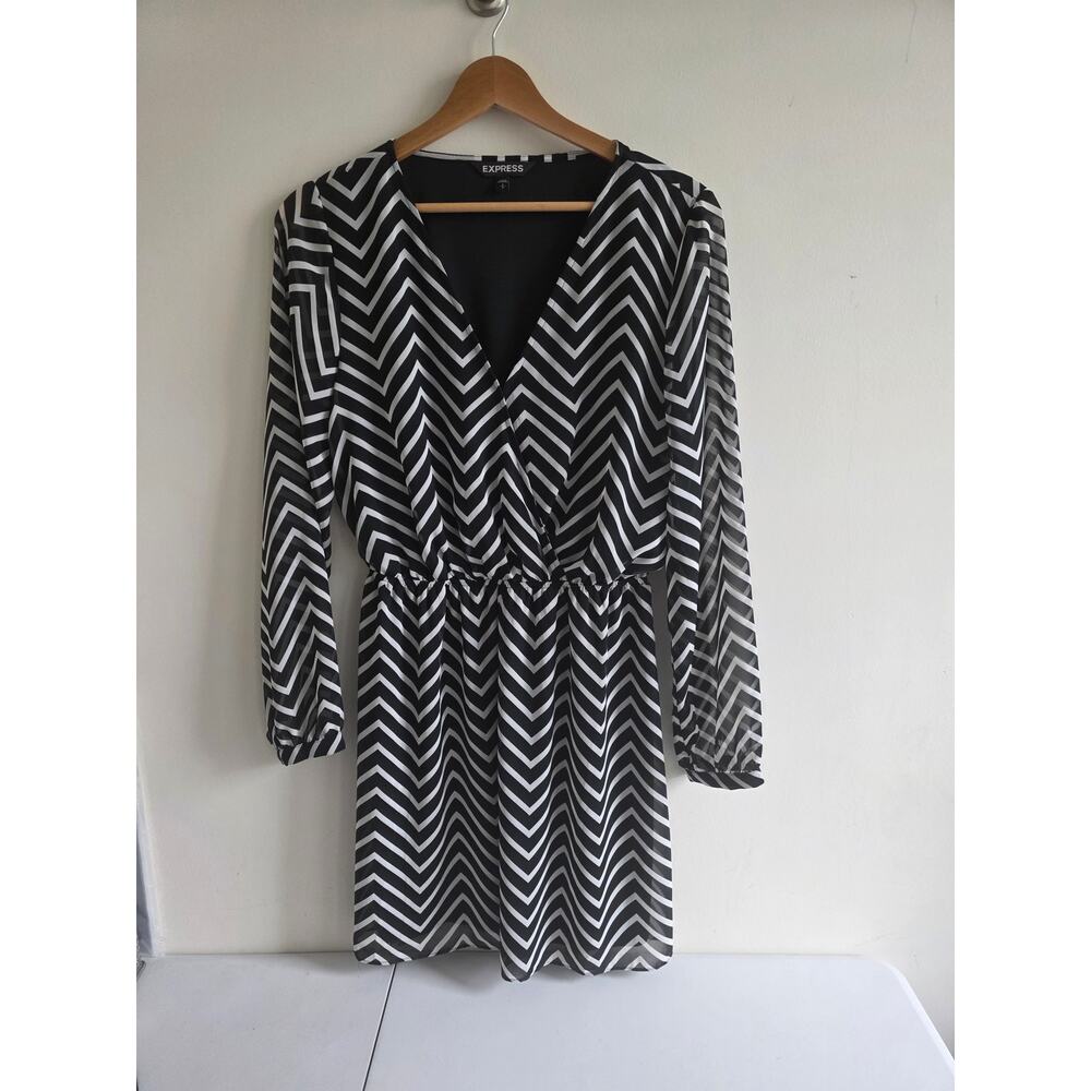 Express Black White Chevron Chiffon Mini Dress Size Small Petite